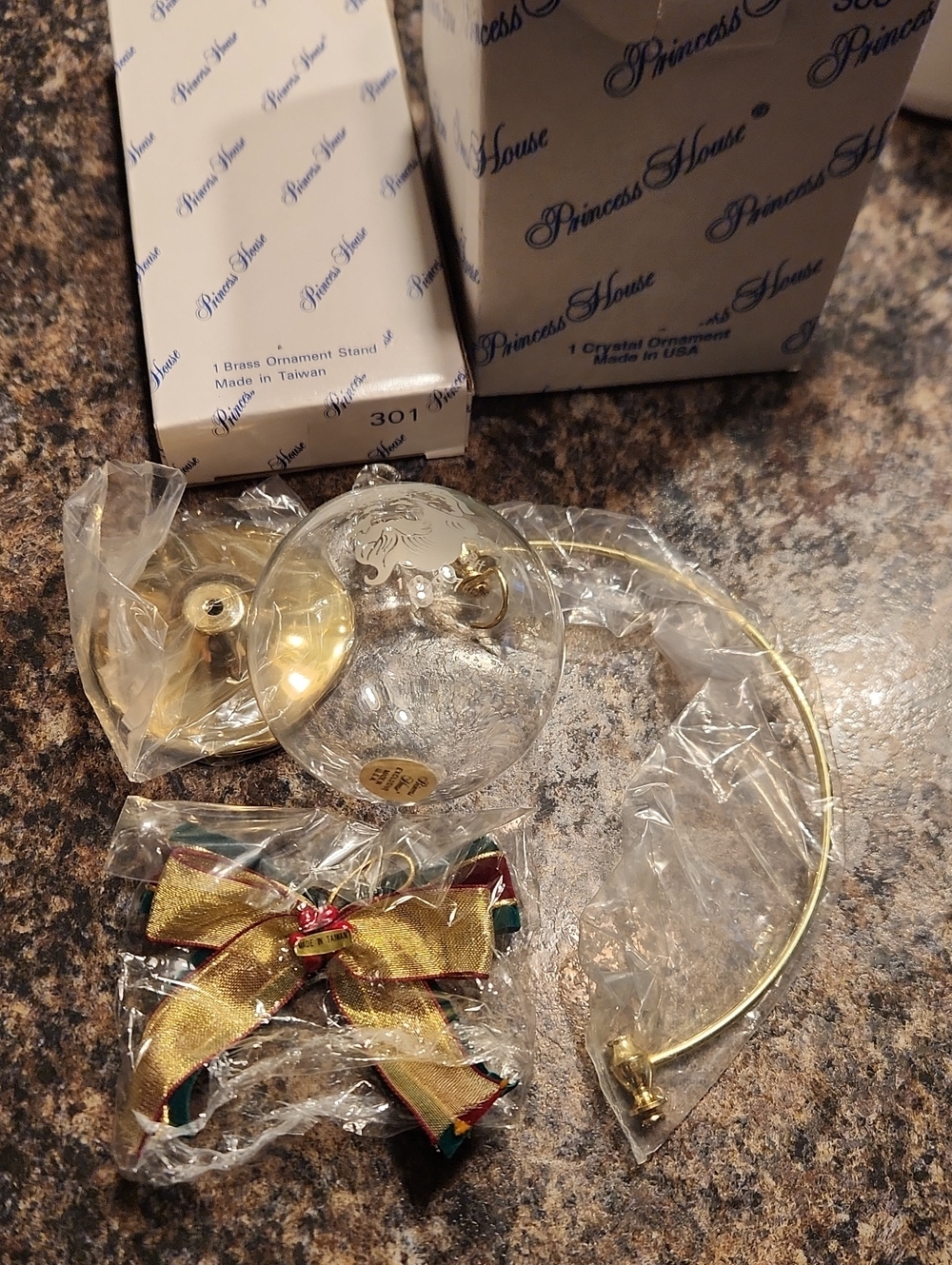NIB Princess House 1997 Santa Glass Ornament 366 & Gold Stand 301
